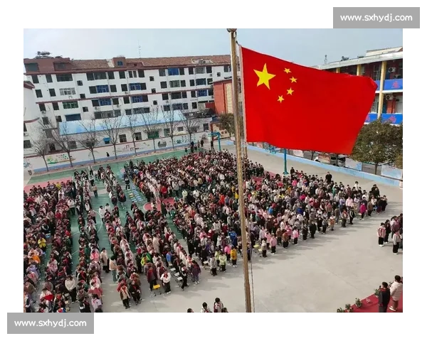 国歌奏响时，他们用身体为孩子撑起晴空